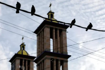 Transmisión multicámara en un servicio religioso, mostrando múltiples ángulos y cámaras en uso.