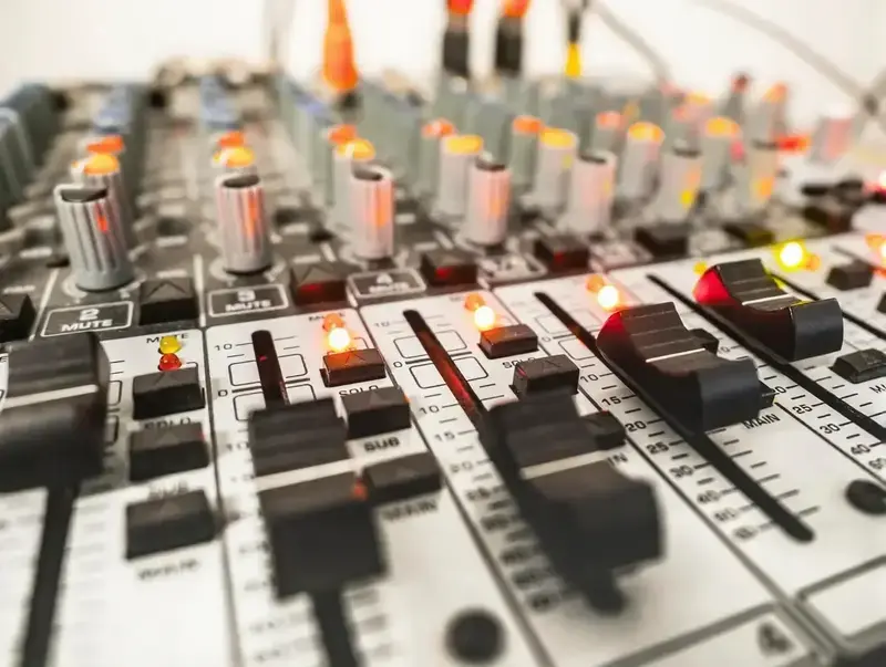 Importancia de elegir el micrófono adecuado en un contexto religioso