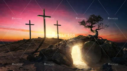Siluetas de cruces sobre un monte rocoso junto a un sepulcro abierto y resplandeciente en una atmósfera mística.