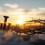 Silueta de corona de espinas y clavos de hierro frente a un amanecer dorado con neblina y destellos de luz solar.
