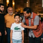 Nino camiseta verde hombres iglesia bancas madera altar vitral comunidad multigeneracional mano hombro sonrisas interior templo horizontal calido