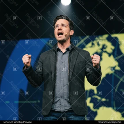 Hombre predicando traje oscuro punos cerrados pantalla mapa mundo mapamundi escenario oscuro vision misionera iglesia cuadrado