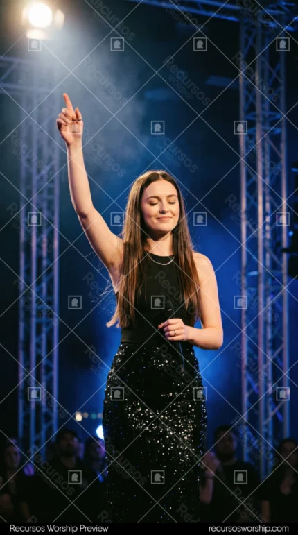 Mujer adoracion falda lentejuelas dedo cielo microfono luces escenario culto worship contemporaneo vertical oscuro