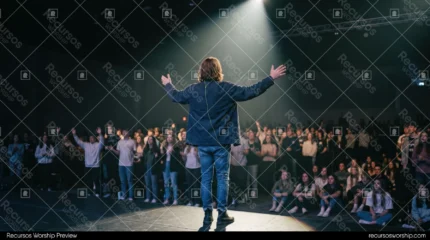 Lider adoracion espalda brazos abiertos spotlight camiseta worship juventud congregacion humo luces escenario horizontal oscuro
