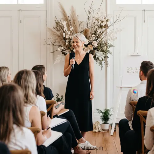 Mujer rubia taller workshop blazer branding dorado escenario capacitacion eventos liderazgo iglesia cuadrado luminoso profesional