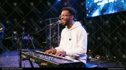 Hombre negro teclado nord keyboard manos musico congregacion manos alzadas luces culto adoracion worship horizontal oscuro