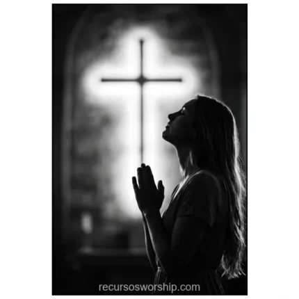 Mujer orando perfil blanco negro manos juntas cruz luminosa brillante fondo oscuro devocion fe reverencia cuadrado artistico