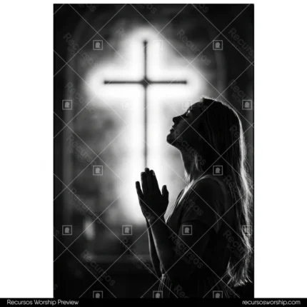 Mujer orando perfil blanco negro manos juntas cruz luminosa brillante fondo oscuro devocion fe reverencia cuadrado artistico