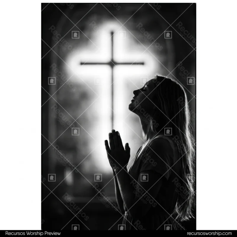 Mujer orando perfil blanco negro manos juntas cruz luminosa brillante fondo oscuro devocion fe reverencia cuadrado artistico
