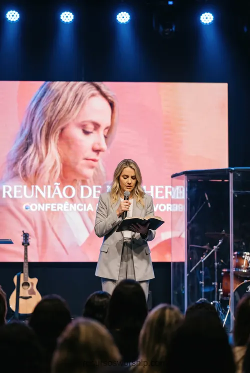 Mujer biblia abierta pantalla reuniao de mulheres portugues evento femenino ministerio mujeres iglesia vertical luminoso