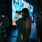 Equipo produccion camara video crew pantalla worship unite escenario culto luces profesional medios iglesia vertical oscuro