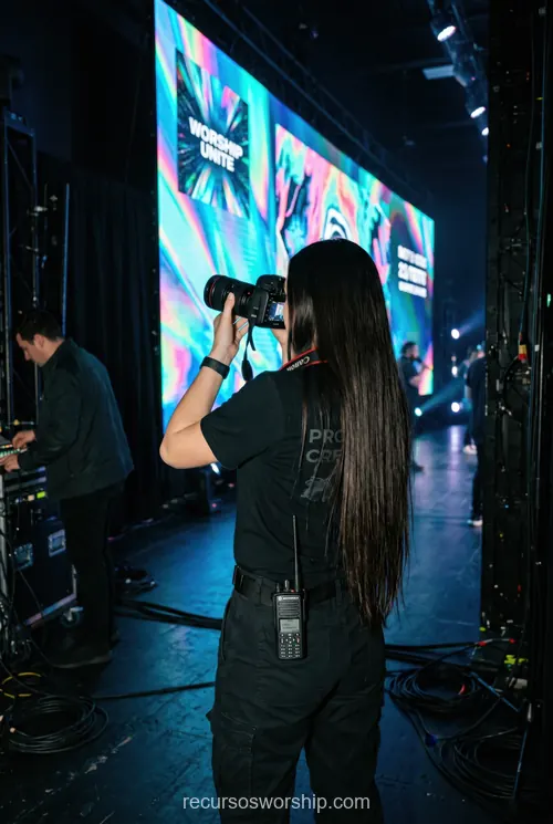 Equipo produccion camara video crew pantalla worship unite escenario culto luces profesional medios iglesia vertical oscuro