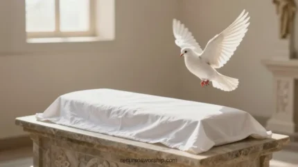 Paloma blanca con alas extendidas volando sobre tumba vacía cubierta con sábana blanca en templo cristiano luminoso