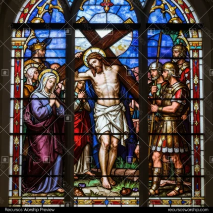 Vidriera de iglesia en tres paneles con Jesús corona de espinas y halo dorado cargando la cruz con soldados romanos y mujeres llorosas
