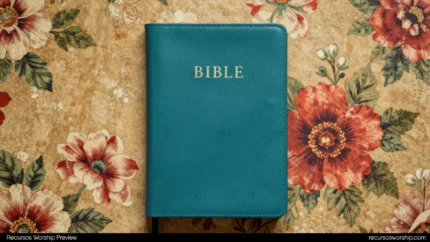 Biblia cerrada cubierta azul verdoso teal con inscripción dorada sobre papel tapiz vintage con flores rojas y hojas verdes cenital