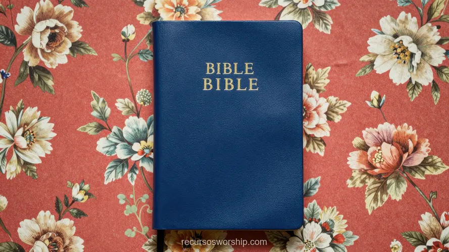Biblia Azul Marino sobre Tela Floral Rosa Flat Lay Biblia cerrada azul marino con letras doradas BIBLE sobre tela floral estampada en flores rosas y blancas vista cenital horizontal