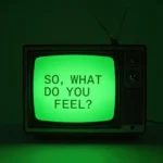 Televisor retro vintage carcasa oscura pantalla crt verde neon brillante texto bold antena encima fondo paredes iluminadas neon verde intenso vertical lo-fi broadcast analogico textura vintage