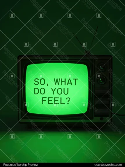 Televisor retro vintage carcasa oscura pantalla crt verde neon brillante texto bold antena encima fondo paredes iluminadas neon verde intenso vertical lo-fi broadcast analogico textura vintage