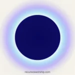 Circulo grande azul marino oscuro solido halo difuso luz azul lila suave irradiando fondo crema beige claro horizontal plano frontal minimal sereno contemplativo abstracto eclipse textura