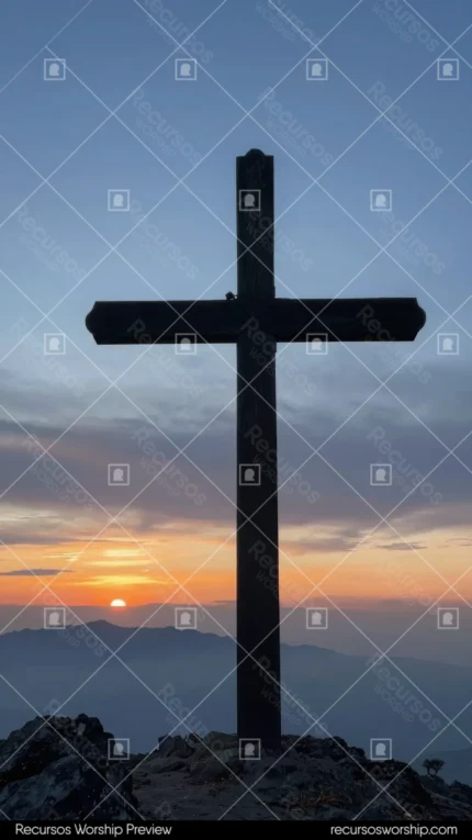 Cruz madera grande silueta oscura cima roca montanosa atardecer sol descendiendo montanas brumosas cielo azul gris degradado vertical contraluz solemne contemplativo viernes santo