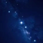 Fotografia via lactea estrellas brillantes grandes diagonal cielo nocturno azul profundo nebulosa difusa vertical contemplativo celestial cosmos espacio profundo textura noche estrellada