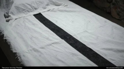 Lienzo blanco lino franja central oscura tela ruda superficie madera oscura representacion minimalista cinematografica sudario cristo horizontal cenital solemne