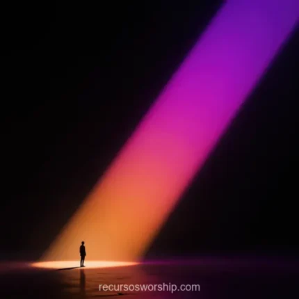 Silueta humana figura pie superficie reflectante rayo luz diagonal naranja magenta rosa violeta esquina superior fondo negro cuadrado cinematografico emotivo revelacion iluminacion textura