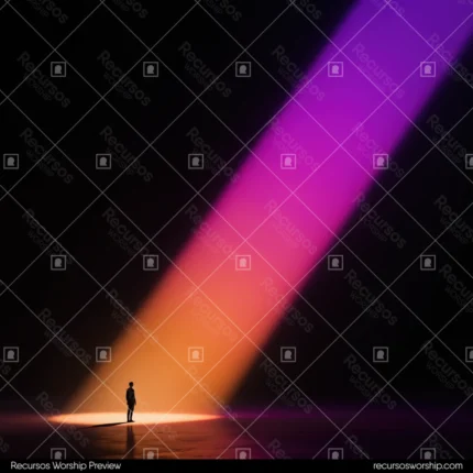 Silueta humana figura pie superficie reflectante rayo luz diagonal naranja magenta rosa violeta esquina superior fondo negro cuadrado cinematografico emotivo revelacion iluminacion textura