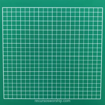 Tapete corte cuadrado verde intenso cuadricula lineas blancas marcas medida fondo blanco cuadrado plano frontal artesanal taller creativo diseno herramienta textura