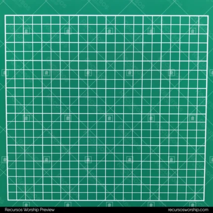 Tapete corte cuadrado verde intenso cuadricula lineas blancas marcas medida fondo blanco cuadrado plano frontal artesanal taller creativo diseno herramienta textura
