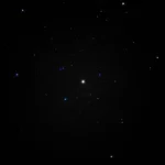 Campo estrellas escaso pocas estrellas dispersas estrella central brillante fondo cielo nocturno negro azul indigo oscuro vertical minimal sereno contemplativo quieto textura