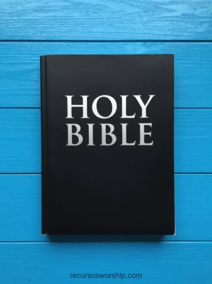Holy Bible negra mate con letras blancas en relieve sobre tablones de madera pintada azul eléctrico brillante vista cenital