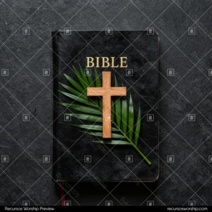 Biblia negra con letras doradas con cruz de madera rústica y rama de palma verde sobre pizarra oscura texturizada vista cenital