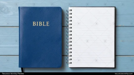 Biblia azul marino cerrada con letras doradas junto a cuaderno espiral abierto en blanco sobre tablones de madera turquesa claro cenital