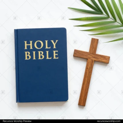 Holy Bible azul royal con letras doradas junto a cruz de madera pino natural y hoja de palma verde sobre fondo blanco liso cenital