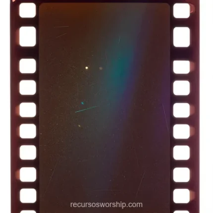 Fotograma pelicula analogica vacio perforaciones laterales marrones superficie oscura marron rojiza irisacion espectral azul verde cuadrado detalle vintage cinematografico celuloide