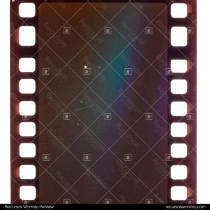 Fotograma pelicula analogica vacio perforaciones laterales marrones superficie oscura marron rojiza irisacion espectral azul verde cuadrado detalle vintage cinematografico celuloide