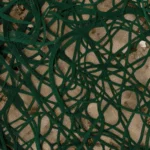 Red organica cuerdas cables verdes oscuros entrelazados superficie tierra arena beige piedras horizontal plano detalle natural agricola organico overlay