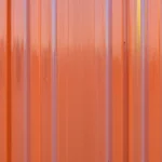 Panel metal acanalado naranja terracota rojo intenso uniforme estrias verticales paralelas brillantes vertical industrial saturado overlay arquitectura