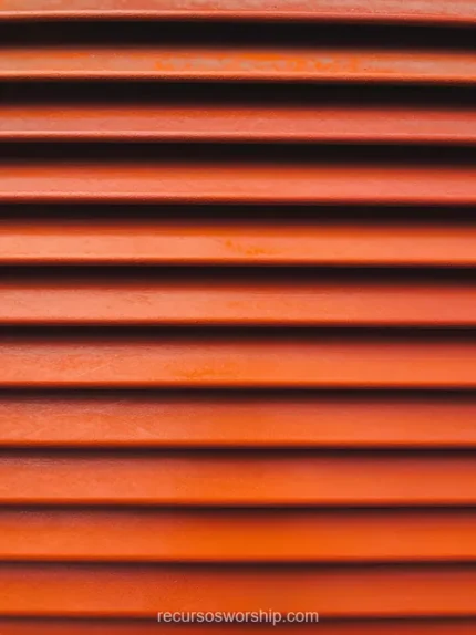 Estrias horizontales paralelas metal plastico naranja marron terracota sombras suaves vertical plano detalle industrial panel estriado arquitectura construccion overlay fondo