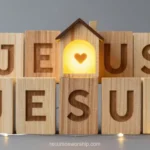 Primer plano bloques madera letras jesus dos filas fila inferior completa bloque central casita corazon luminoso naranja calido fondo gris neutro cuadrado creativo devocional