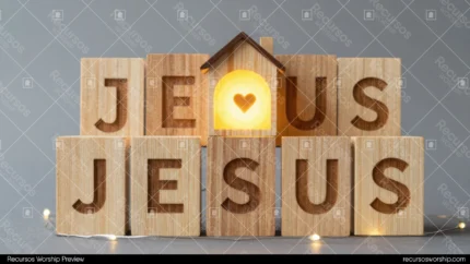 Primer plano bloques madera letras jesus dos filas fila inferior completa bloque central casita corazon luminoso naranja calido fondo gris neutro cuadrado creativo devocional