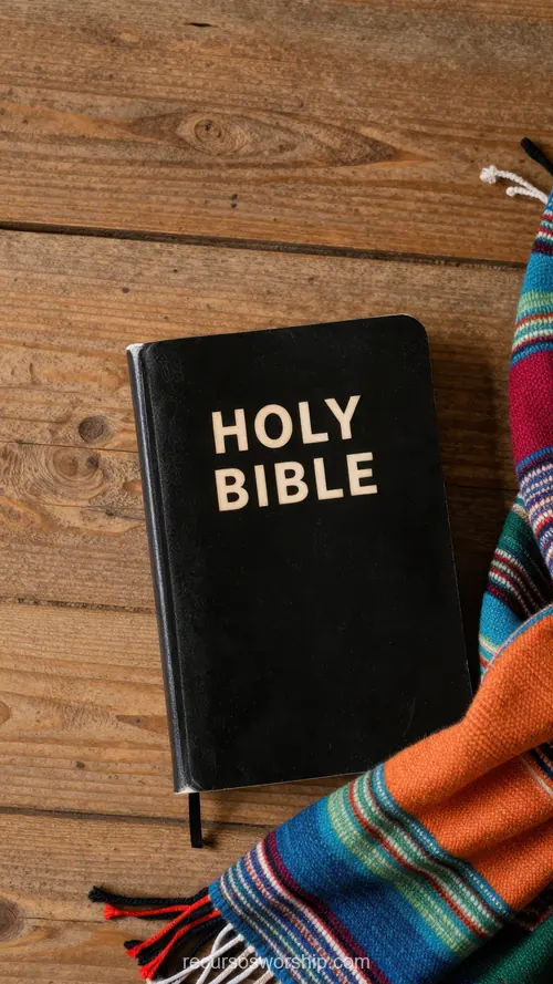 Holy Bible Negra con Manta Étnica Multicolor Flat Lay Misionero Holy Bible negra con letras doradas sobre madera oscura rústica junto a manta étnica rayada multicolor azul rojo naranja verde cenital