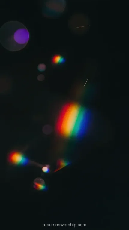 Destellos luz arcoiris dispersa haz central bokeh colorido fondo negro muy oscuro particulas luz difusa vertical prismatico atmosferico overlay