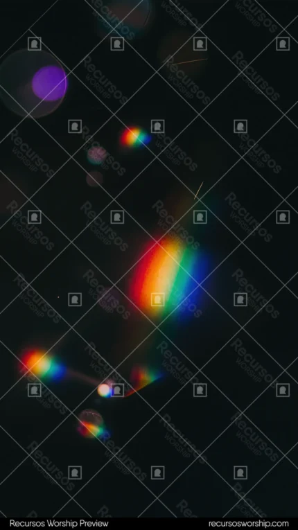 Destellos luz arcoiris dispersa haz central bokeh colorido fondo negro muy oscuro particulas luz difusa vertical prismatico atmosferico overlay
