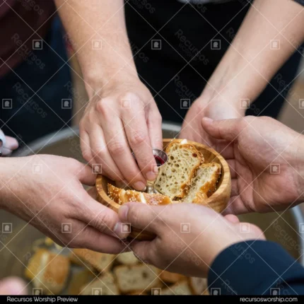 Plano cenital manos adultas tomando partiendo pan artesanal redondo bandeja metalica trozos pan alrededor cuadrado dinamico comunion comunitaria activa eucaristia santa cena