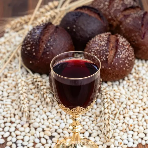 Copa Dorada Ornamentada Vino Tinto Oscuro Granos Trigo Panes Artesanales Espigas Mesa Madera Copa vino dorada ornamentada vino tinto oscuro granos trigo dispersos panes artesanales oscuros espigas trigo mesa madera calida cuadrado rustico tradicional santa cena eucaristia