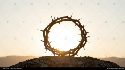 Corona de espinas silueta oscura sobre roca con sol en el centro de su apertura y horizonte de montañas beige en atardecer dorado cálido