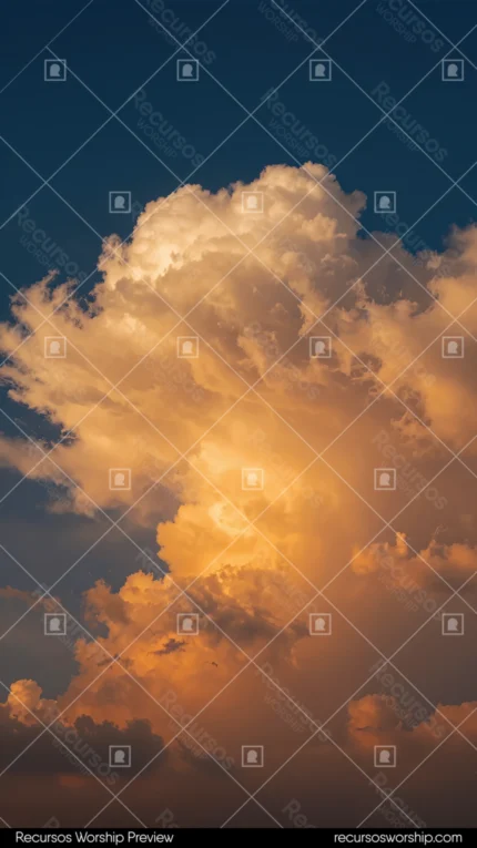 Nube cumulonimbus gran volumen iluminada dorado naranja intenso sol atardecer cielo azul oscuro vertical dramatica majestuosa natural overlay