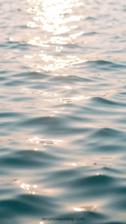 Mar sereno agua gris azul destellos dorados suaves sol reflejado olas pequeñas vertical contemplativo sereno natural calma overlay bienestar